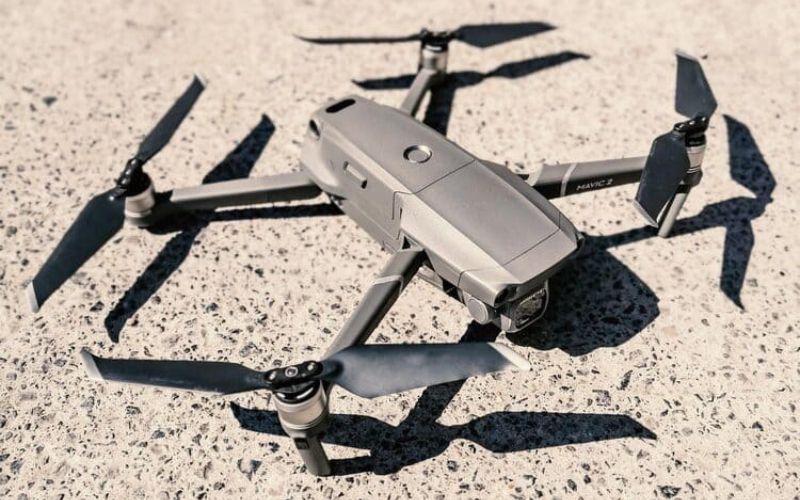Des drones pour le démoussage de votre toiture