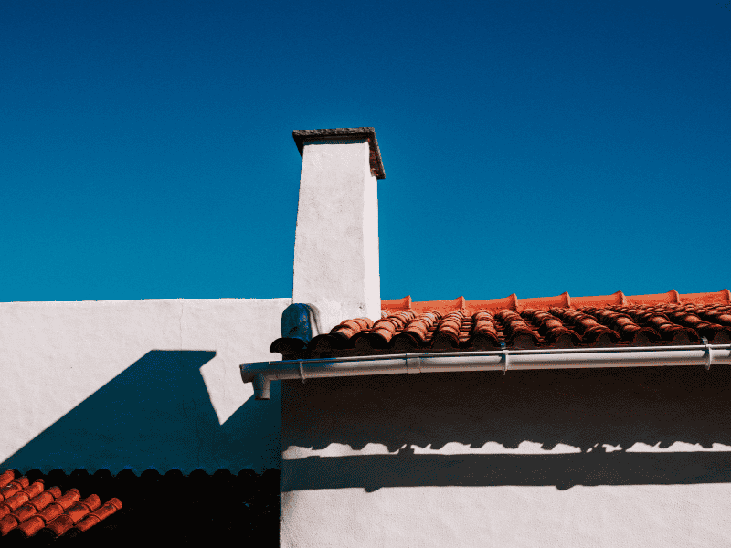 Le printemps : la saison idéale pour le démoussage de toiture 🏵️
